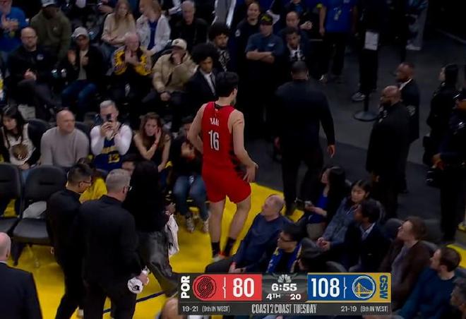 幸無大礙！楊瀚森後腦被撞後經(jīng)短暫檢查重返球場繼續(xù)比賽