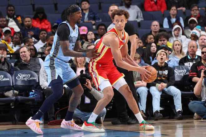 老鷹險(xiǎn)勝灰熊終結(jié)4連?。航軅?2+15+8 莫蘭特23+12丟絕殺